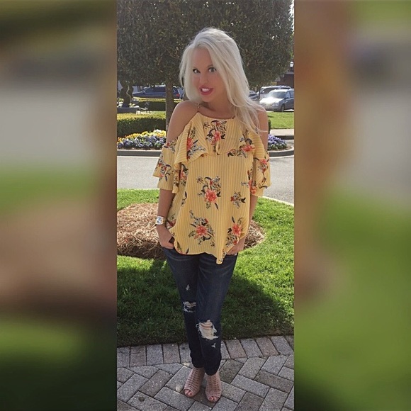 LAST 1!! ☀️ Gorgeous Pale Yellow Ruffled Tunic! - Picture 3 of 5